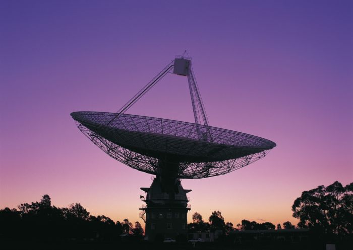CSIRO電波望遠鏡、パークス 夕暮れ時のCSIRO電波望遠鏡と、パークスにある新しいアンテナ。空はピンク紫色。
