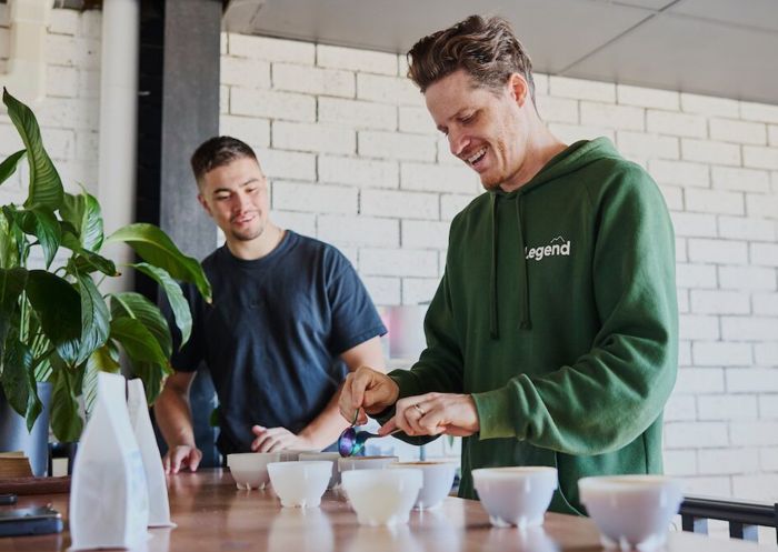 レジェンドコーヒーアンドカルチャー、ウェストゴスフォード ウェストゴスフォードのレジェンドコーヒーアンドカルチャーでコーヒーを作るオーナーのピート・アンドリュースさん