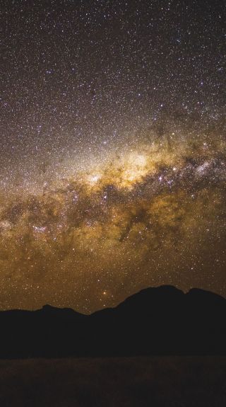 ワランバングルズの火山のシルエットの上にある星空の天の川