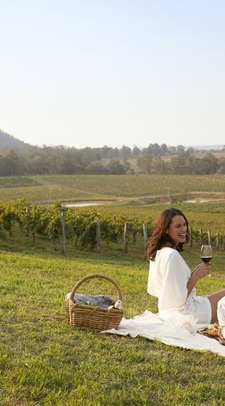 Couple enjoying a picnic at Audrey Wilkinson, Pokolbin