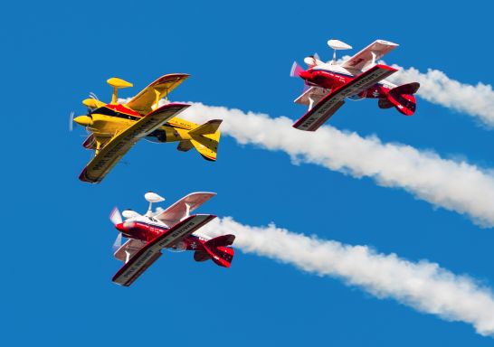シェル・ハーバー空港で開催された2017年ウィングス・オーバー・イラワラ・イベントで、観客に向けてアクロバット飛行を披露するクラシック航空機